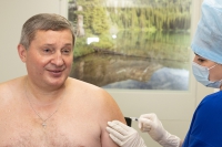 Волгоградский губернатор сделал прививку от гриппа